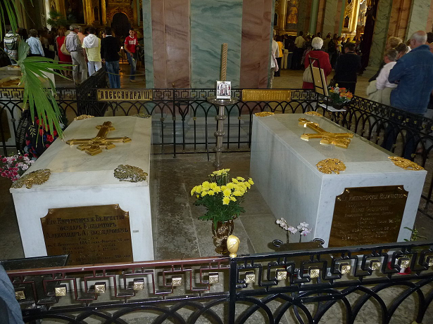 À gauche se trouve le tombeau d'Alexandre III de Russie et à droite le tombeau de Dagmar de Danemark - les bronzes ornant le tombeau de Dagmar sont plus brillants car plus récents